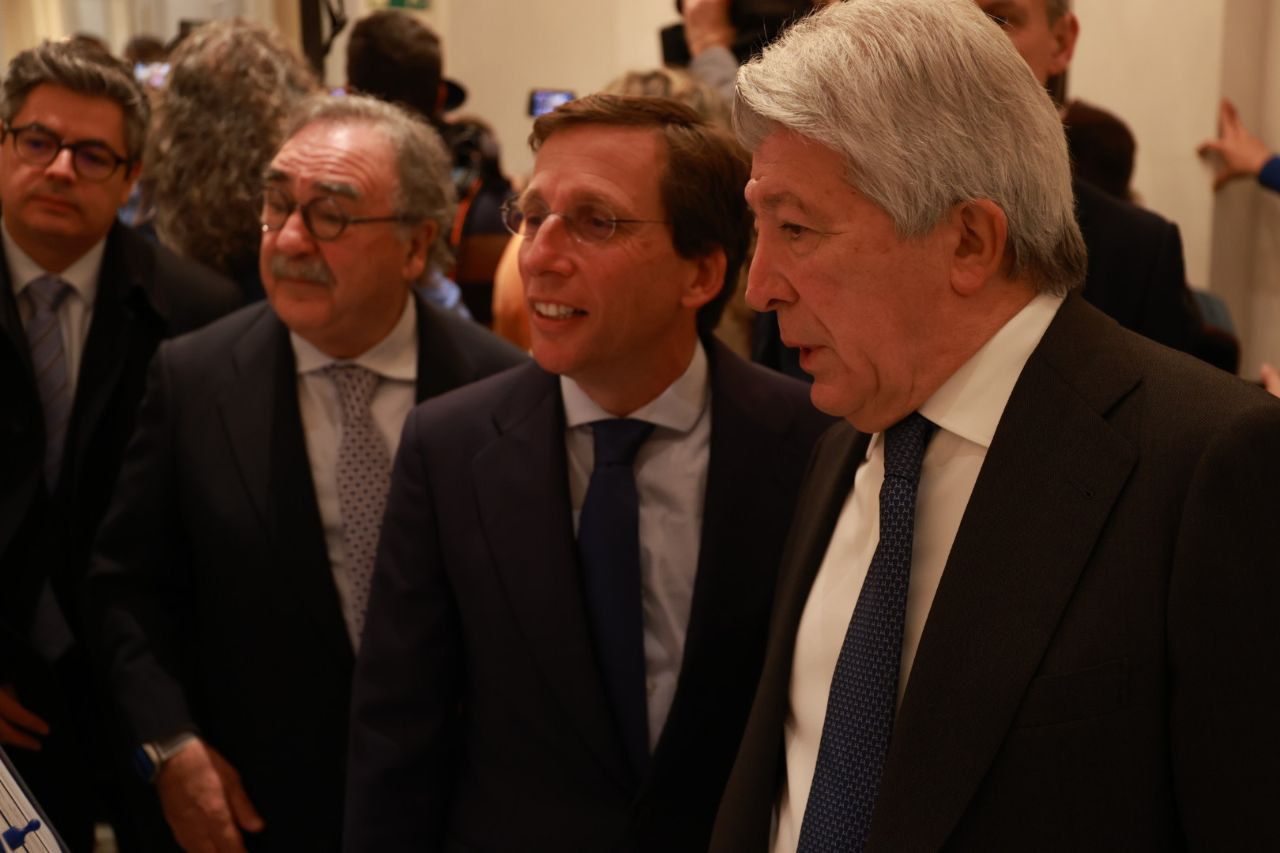 José Luis Martínez-Almeida, alcalde de Madrid, y Enrique Cerezo, presidente del Atlético de Madrid.