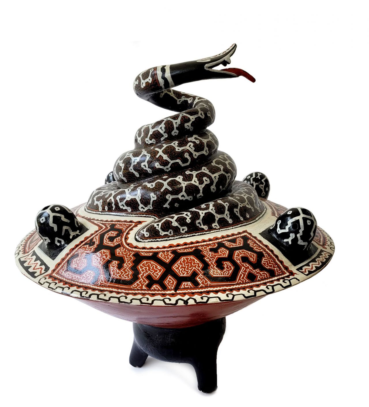 Serie Chomos voladores. Agustina Valera y Oliver Agustín, 2018- 2019. Cerámica. Shipiba. Colección Hochschild Correa.