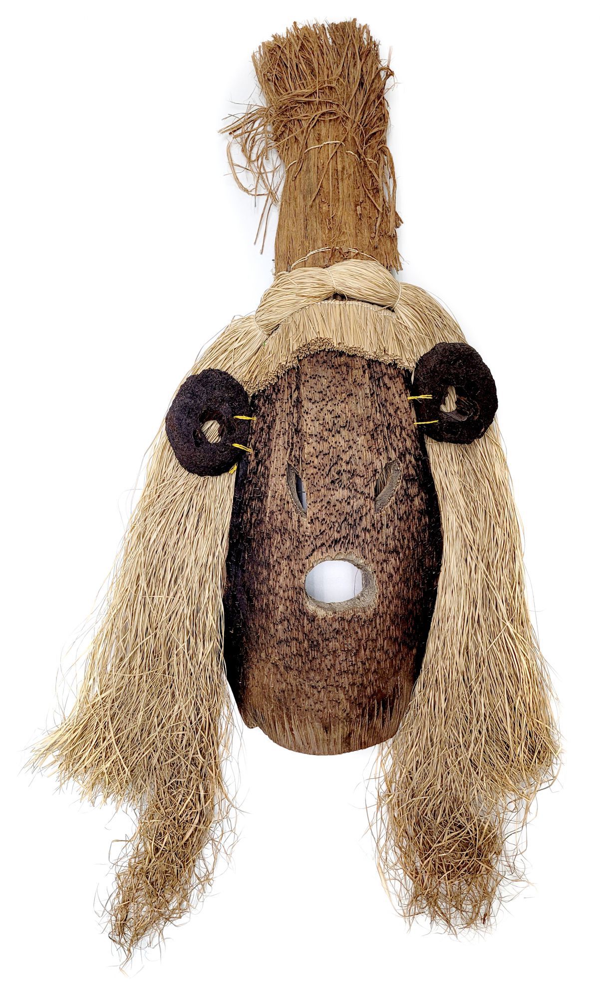 El dueño de la shiringa Santiago Yahuarcani y Nereyda López, 2020 Máscara de madera balsa y carbón. Cortesía de los artistas y de la Colección Hochschild Correa