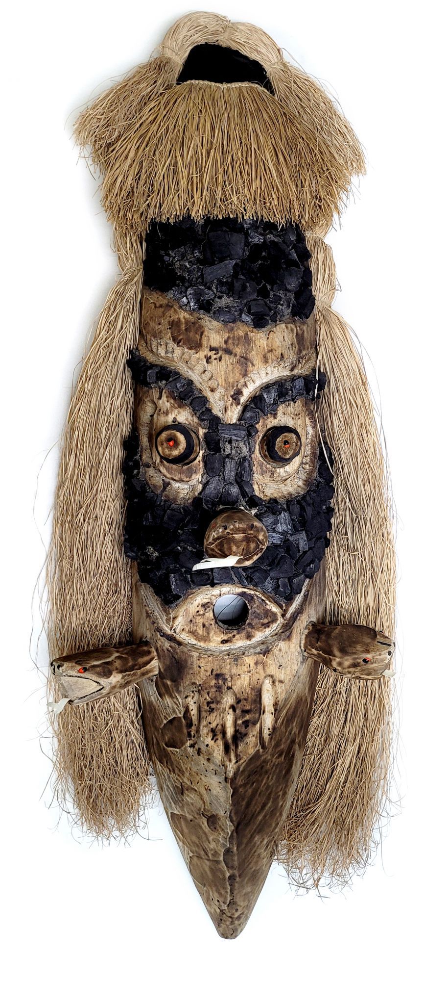 Mana+id+ ill+ama / Jefe del lugar frío. Santiago Yahuarcani y Nereyda López, 2020. Máscaras de madera balsa y carbón. Cortesía de los artistas y de la Colección Hochschild Correa.