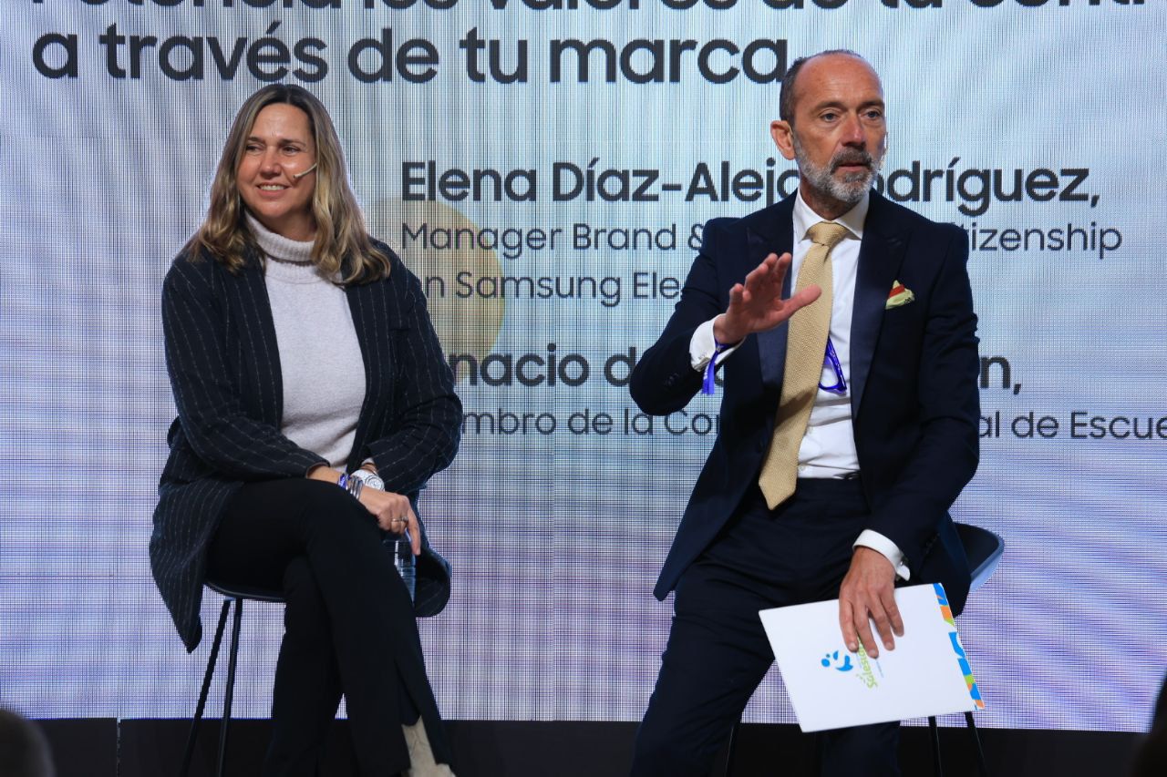 Elena Díaz, Manager Corporate Citizenship & Public Affairs de Samsung Electronics Iberia, y  Ignacio de Loyola Torán, miembro de la Comisión Nacional de Escuelas Salesianas.