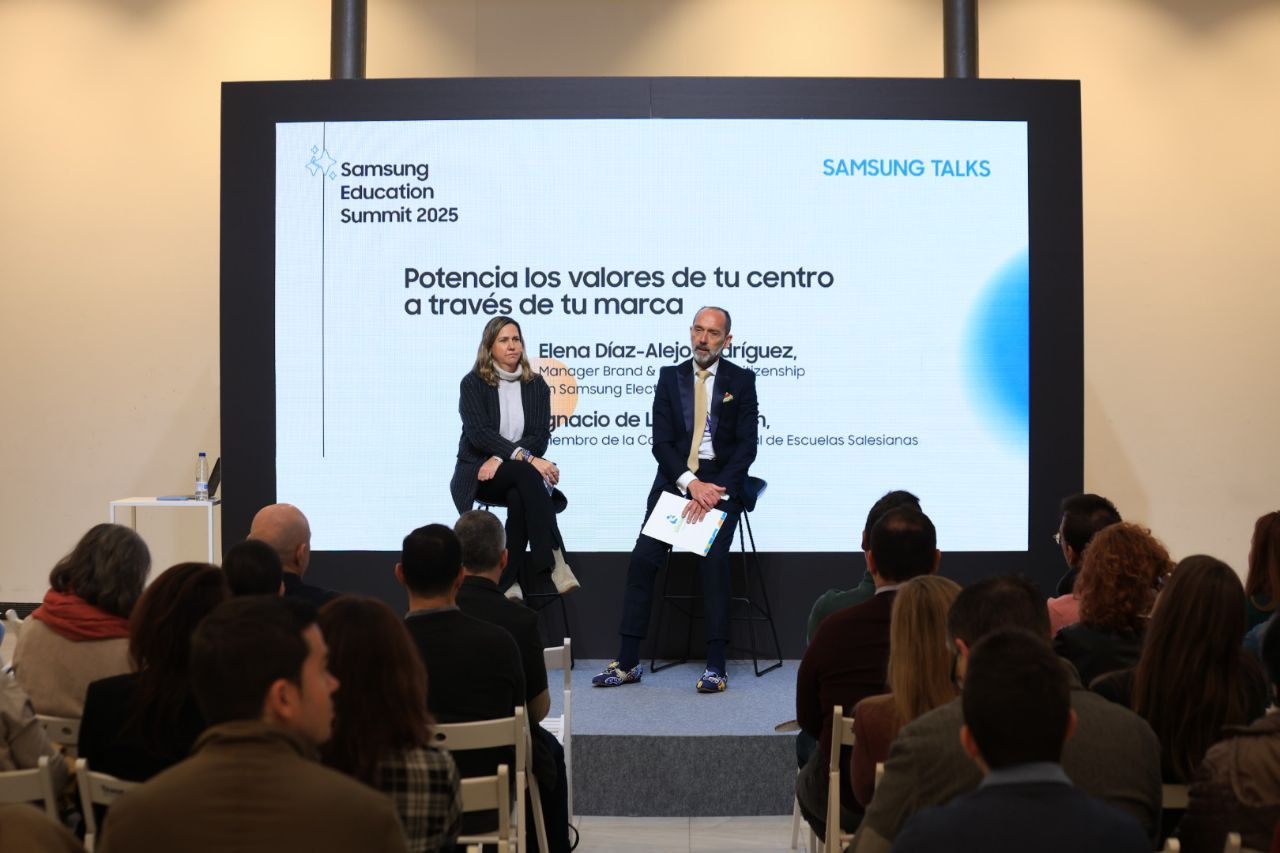Elena Díaz, Manager Corporate Citizenship & Public Affairs de Samsung Electronics Iberia, y  Ignacio de Loyola Torán, miembro de la Comisión Nacional de Escuelas Salesianas.