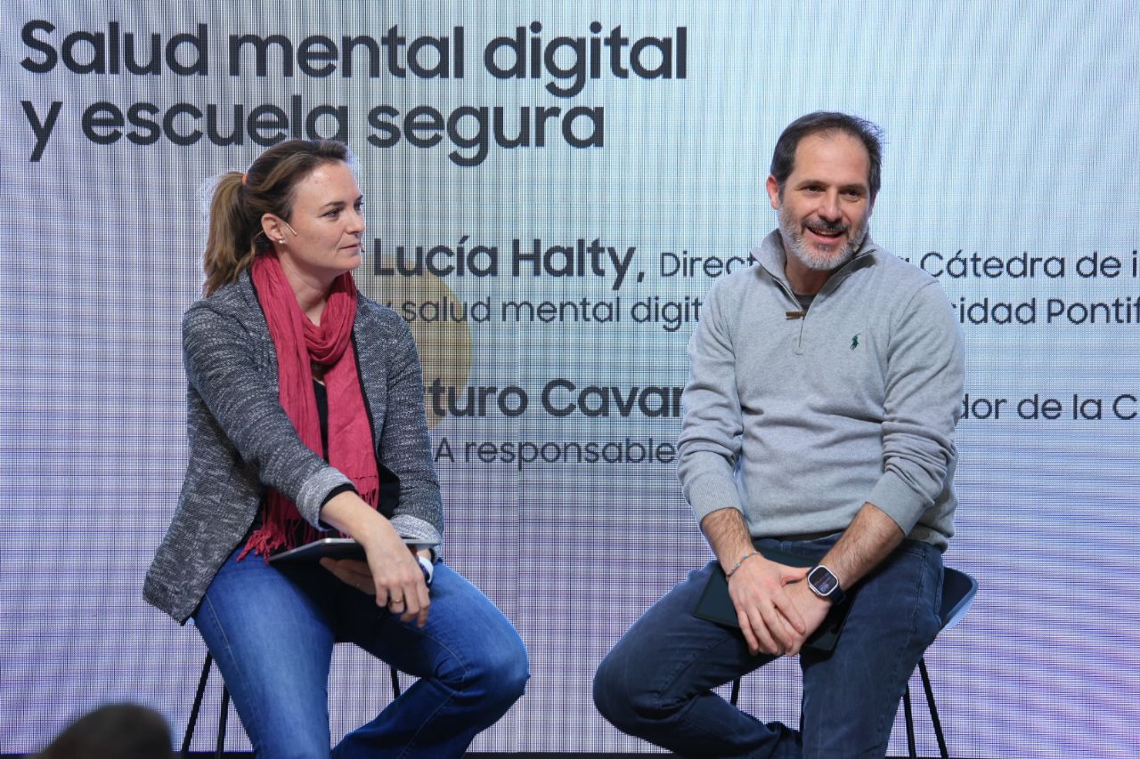 Lucia Halty, directora de la cátedra de Innovación y salud mental digital de la Universidad Pontificia de Comillas, y Arturo Cavanna, profesor Universidad Autónoma