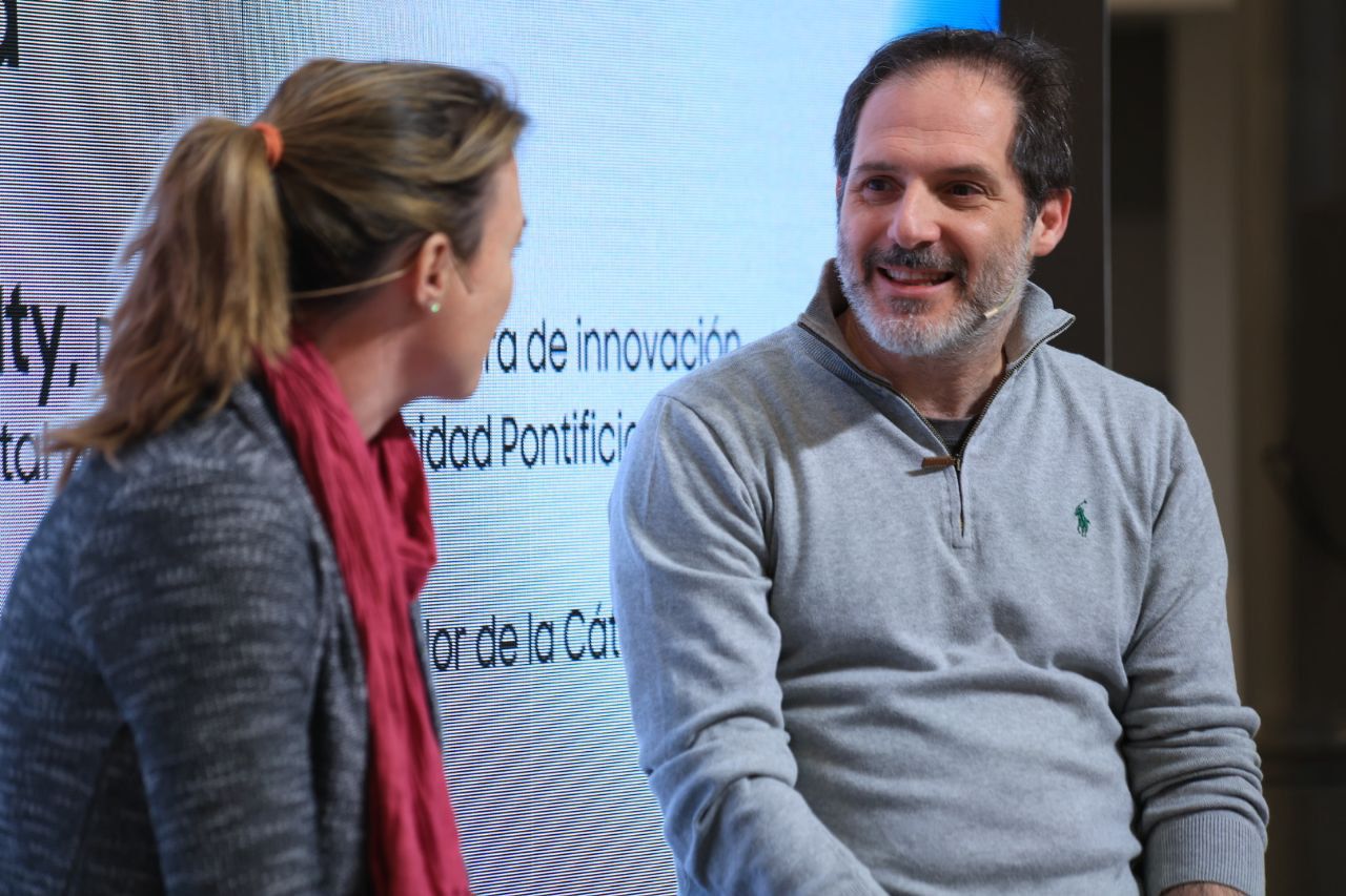 Lucia Halty, directora de la cátedra de Innovación y salud mental digital de la Universidad Pontificia de Comillas, y Arturo Cavanna, profesor Universidad Autónoma