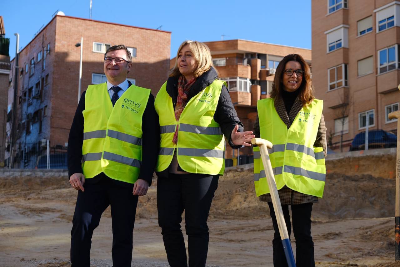 La vicealcaldesa de Madrid, Inma Sanz, la concejala de Tetuán, Paula Gómez-Angulo y el presidente de la EMVS Madrid, Álvaro González