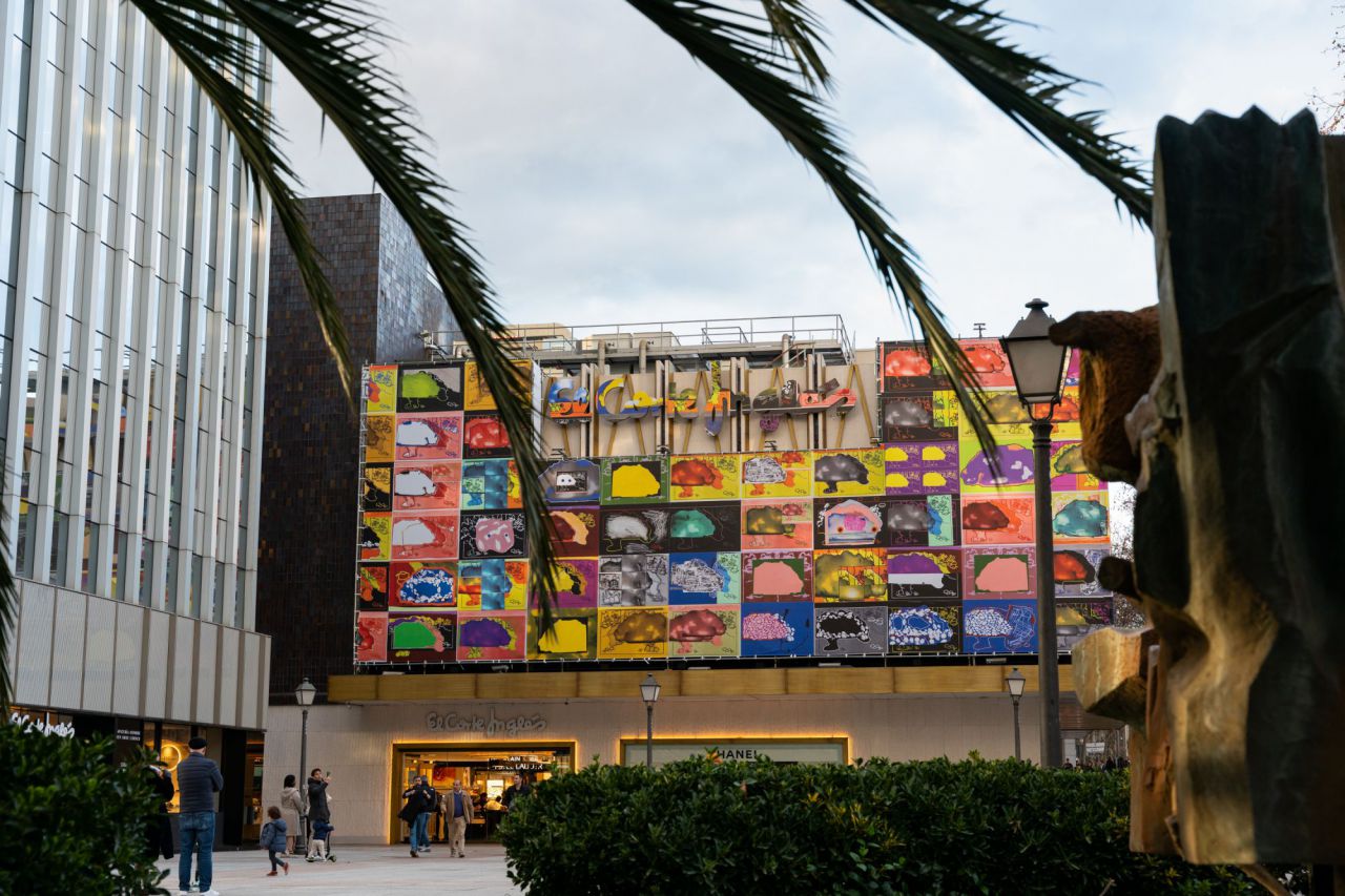 La obra de Luis Gordillo en la fachada de El Corte Inglés de Serrano