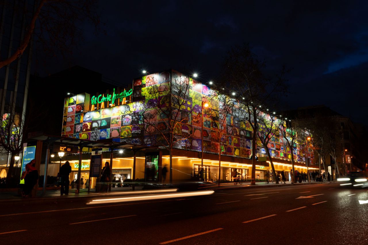 La obra de Luis Gordillo en la fachada de El Corte Inglés de Serrano
