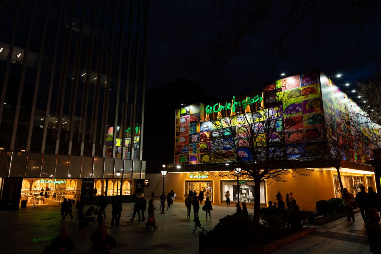 La obra de Luis Gordillo en la fachada de El Corte Inglés de Serrano
