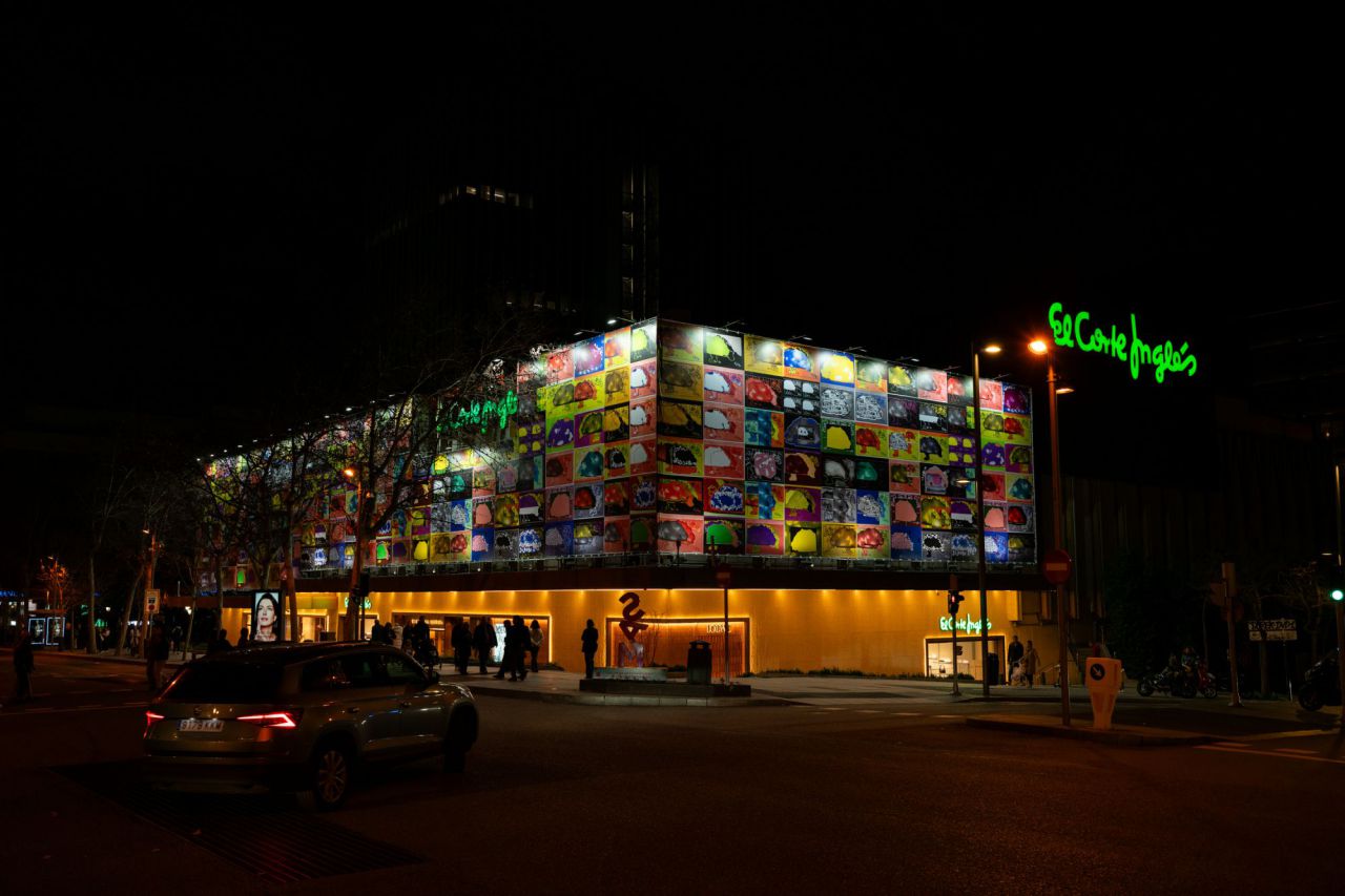 La obra de Luis Gordillo en la fachada de El Corte Inglés de Serrano