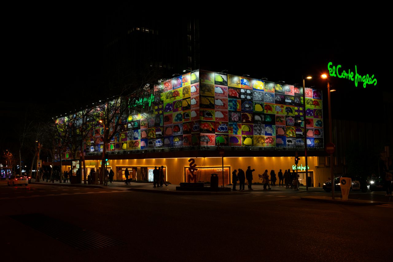 La obra de Luis Gordillo en la fachada de El Corte Inglés de Serrano