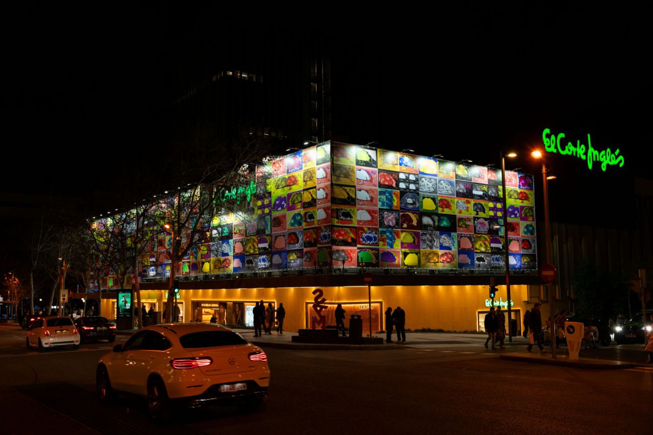 La obra de Luis Gordillo en la fachada de El Corte Inglés de Serrano