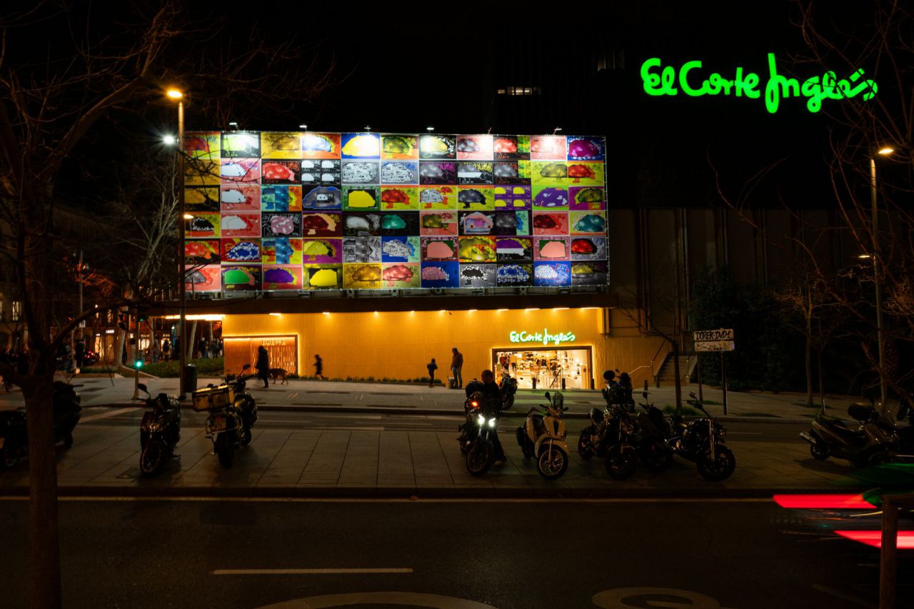 La obra de Luis Gordillo en la fachada de El Corte Inglés de Serrano