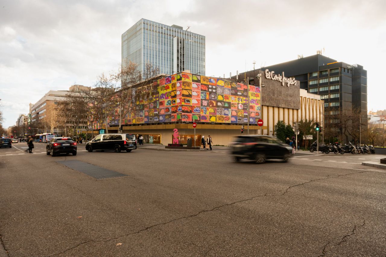 La obra de Luis Gordillo en la fachada de El Corte Inglés de Serrano