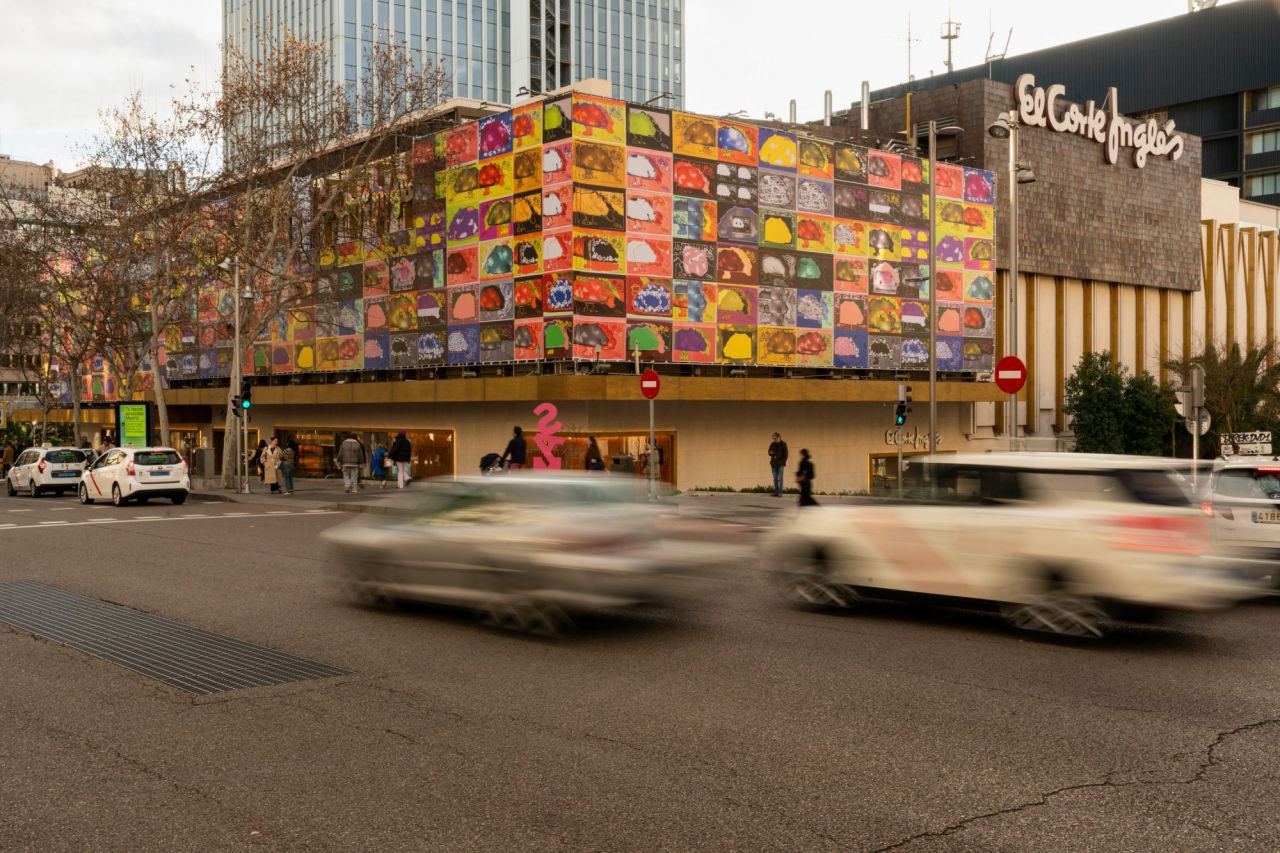 La obra de Luis Gordillo en la fachada de El Corte Inglés de Serrano