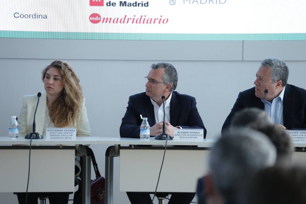 Giovana Chiara, directora de Ventas y Desarrollo de Negocio en Energía y Economía Circular de Kanadevia Inova; Álvaro Dorao, director de Desarrollo de Veolia España; Javier Cerezo, director de Tratamiento y Reciclaje de FCC Medio Ambiente
