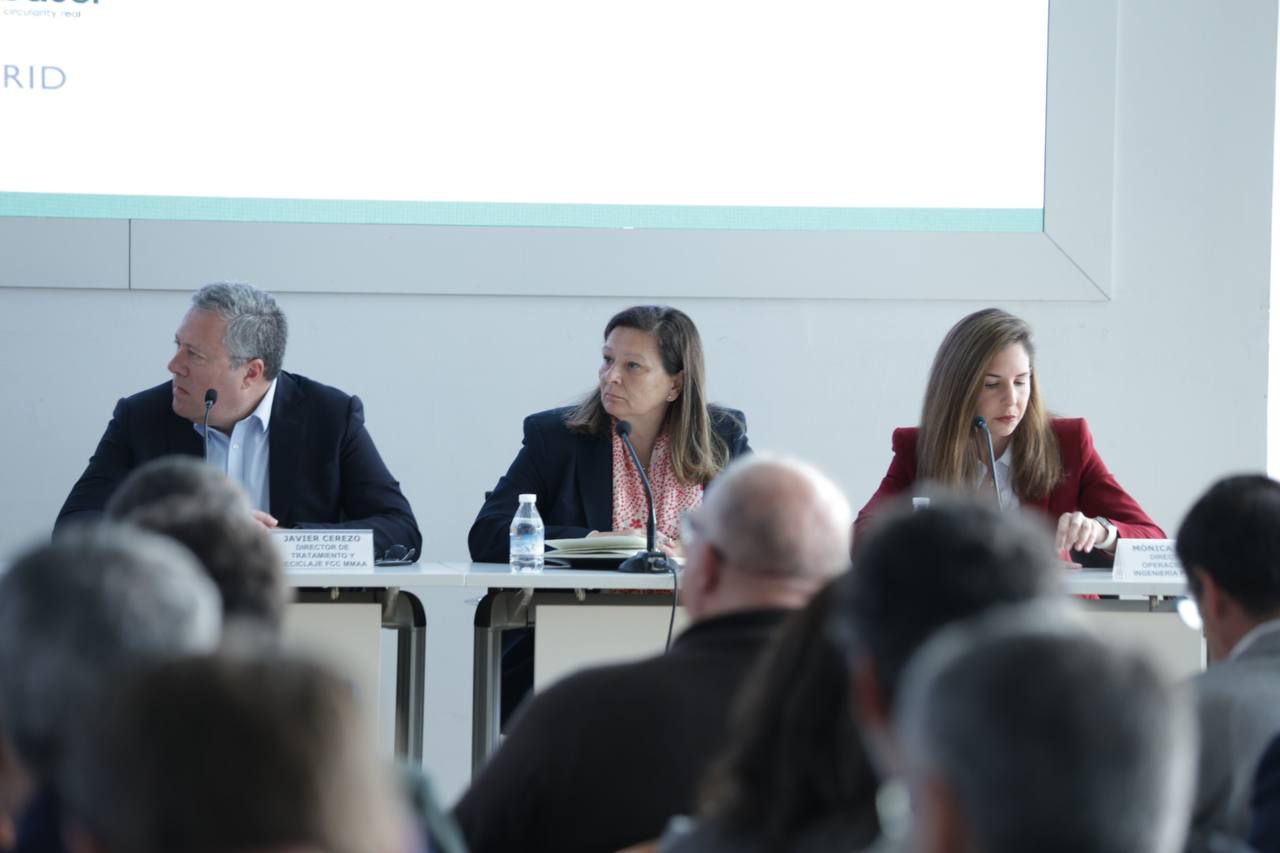 Javier Cerezo, director de Tratamiento y Reciclaje de FCC Medio Ambiente; Pilar Tur, directora Técnica de Urbaser, y Mónica Ramos, directora de Operaciones e Ingenieria de PreZero España