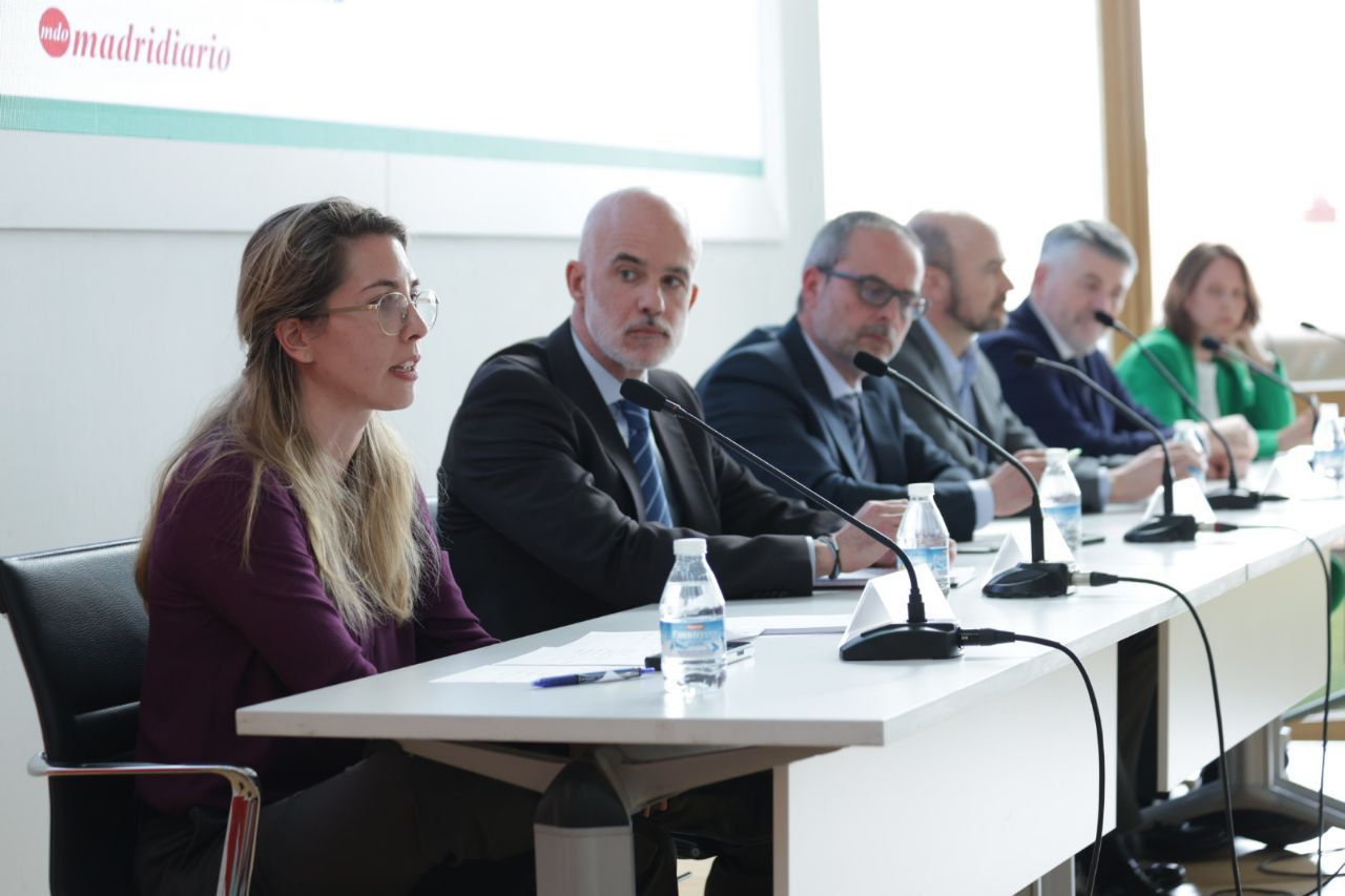 Cristina Aparicio, directora general de Economía Circular de la Comunidad de Madrid; Javier Peiro, director global de Waste to Energy de FCC Servicios Medio Ambiente; Sergio Cabellos, director de Negocio Público Centro de PreZero España; Rafael Guinea, director general de Tratamiento de Urbaser; Joaquín Pérez Viota, presidente de Aeversu, y Ana Benavent, directora de Desarrollo de Negocio de Tratamiento de Residuos de Valoriza.