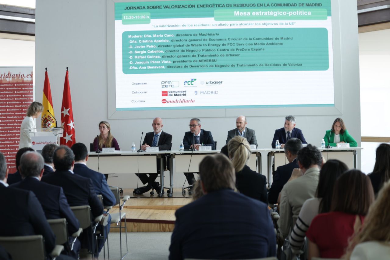 Cristina Aparicio, directora general de Economía Circular de la Comunidad de Madrid; Javier Peiro, director global de Waste to Energy de FCC Servicios Medio Ambiente; Sergio Cabellos, director de Negocio Público Centro de PreZero España; Rafael Guinea, director general de Tratamiento de Urbaser; Joaquín Pérez Viota, presidente de Aeversu, y Ana Benavent, directora de Desarrollo de Negocio de Tratamiento de Residuos de Valoriza.