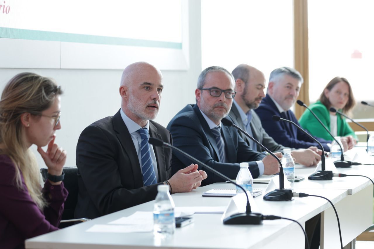 Cristina Aparicio, directora general de Economía Circular de la Comunidad de Madrid; Javier Peiro, director global de Waste to Energy de FCC Servicios Medio Ambiente; Sergio Cabellos, director de Negocio Público Centro de PreZero España; Rafael Guinea, director general de Tratamiento de Urbaser; Joaquín Pérez Viota, presidente de Aeversu, y Ana Benavent, directora de Desarrollo de Negocio de Tratamiento de Residuos de Valoriza.