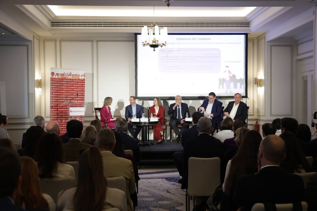 Héctor Coronel, director de Turismo del Ayuntamiento de Madrid; María Valcarce, directora de Fitur; Pablo Flores, director general en The Palace, a Luxury Collection Hotel; Bernat Soldevila, director de Operaciones de 1881 Hotels, y José Ignacio Salmerón, productor y guionista del musical Buscando a Audrey.