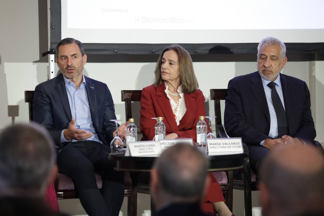 Héctor Coronel, director de Turismo del Ayuntamiento de Madrid, María Valcarce, directora de Fitur, y Pablo Flores, director general en The Palace, a Luxury Collection Hotel