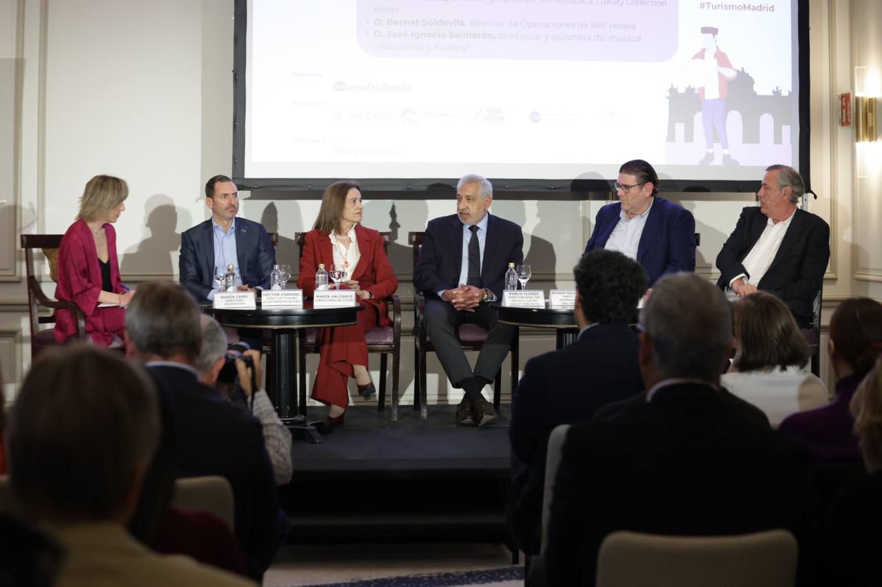 Héctor Coronel, director de Turismo del Ayuntamiento de Madrid; María Valcarce, directora de Fitur; Pablo Flores, director general en The Palace, a Luxury Collection Hotel; Bernat Soldevila, director de Operaciones de 1881 Hotels, y José Ignacio Salmerón, productor y guionista del musical Buscando a Audrey.