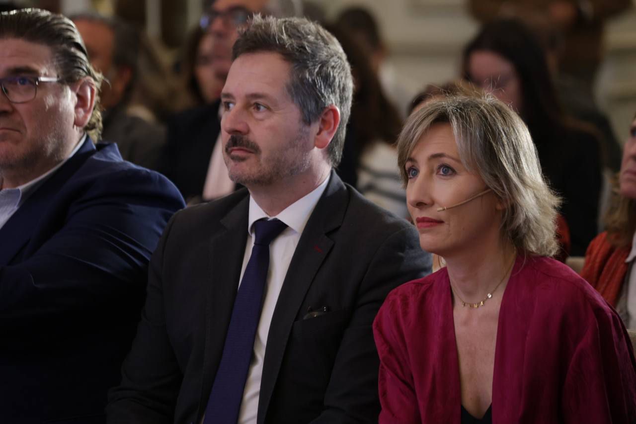 Mariano de Paco, consejero de Cultura, Turismo y Deporte de la Comunidad de Madrid, y María Cano, directora de Madridiario.