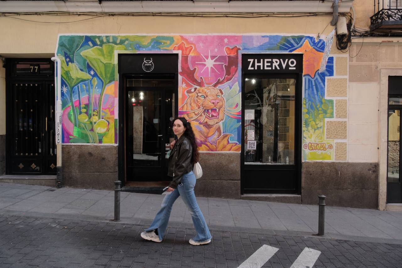 Leyvel posando en su obra de esta edición, en la calle Amparo