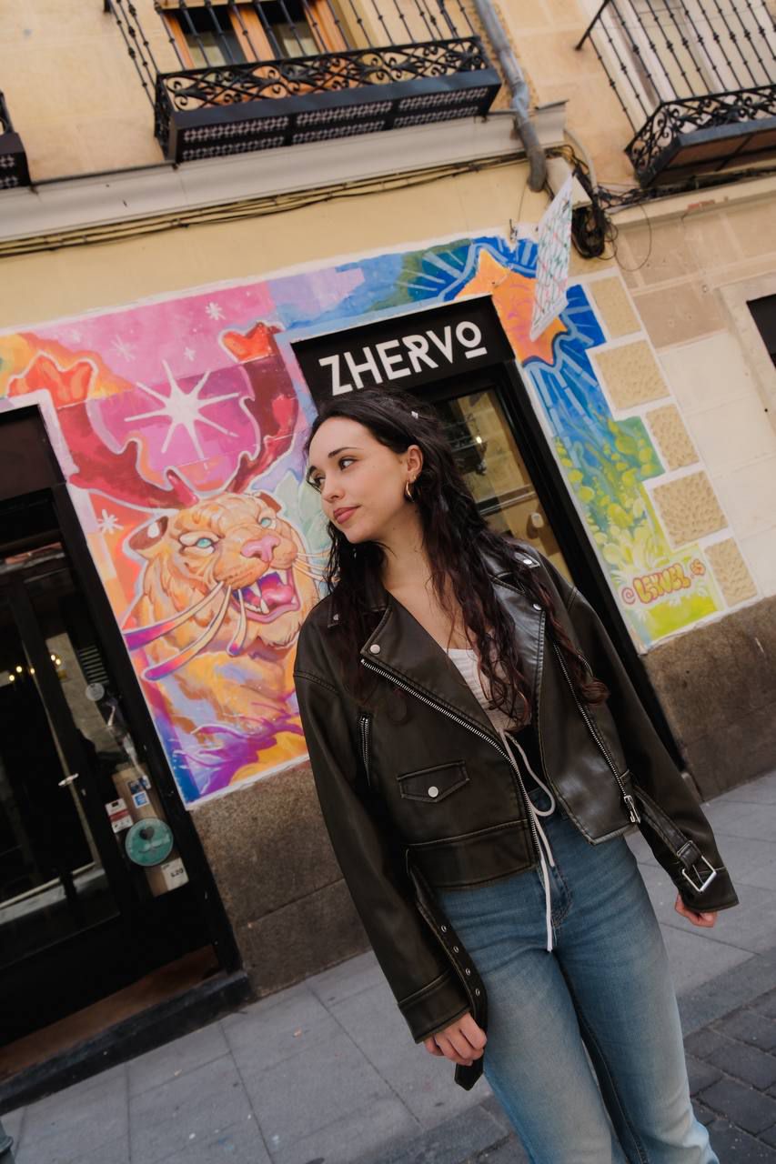 Leyvel posando en su obra de esta edición, en la calle Amparo