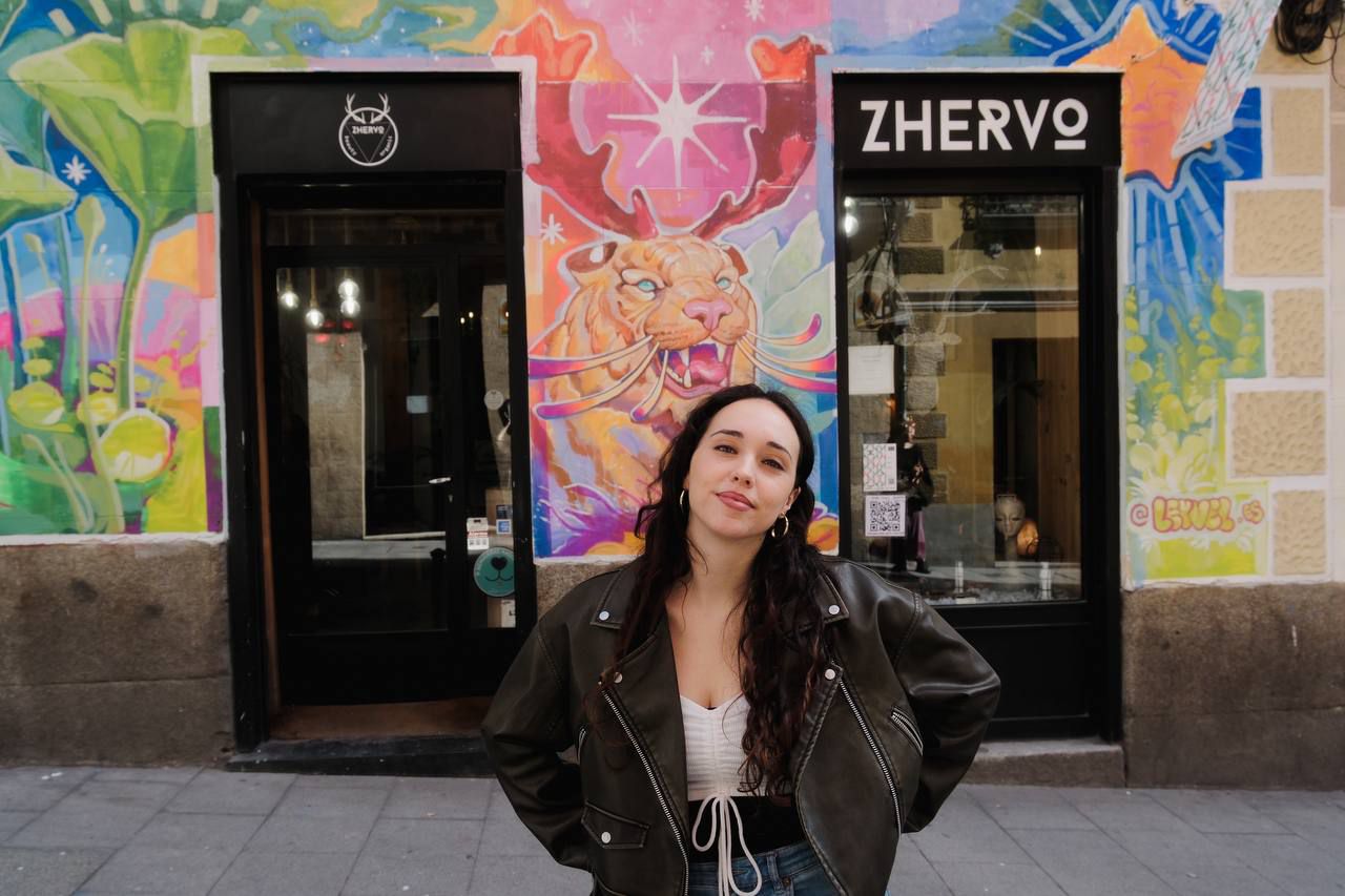 Leyvel posando en su obra de esta edición, en la calle Amparo