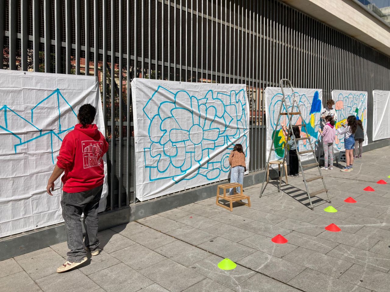 Pinta Malasaña 2024 en las vallas del colegio público Isabel la Católica - obra participativa de Llukutter