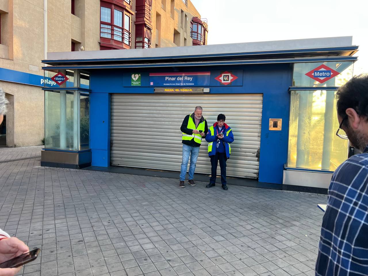 Personas esperan a la apertura del Metro de Madrid tras el apagón