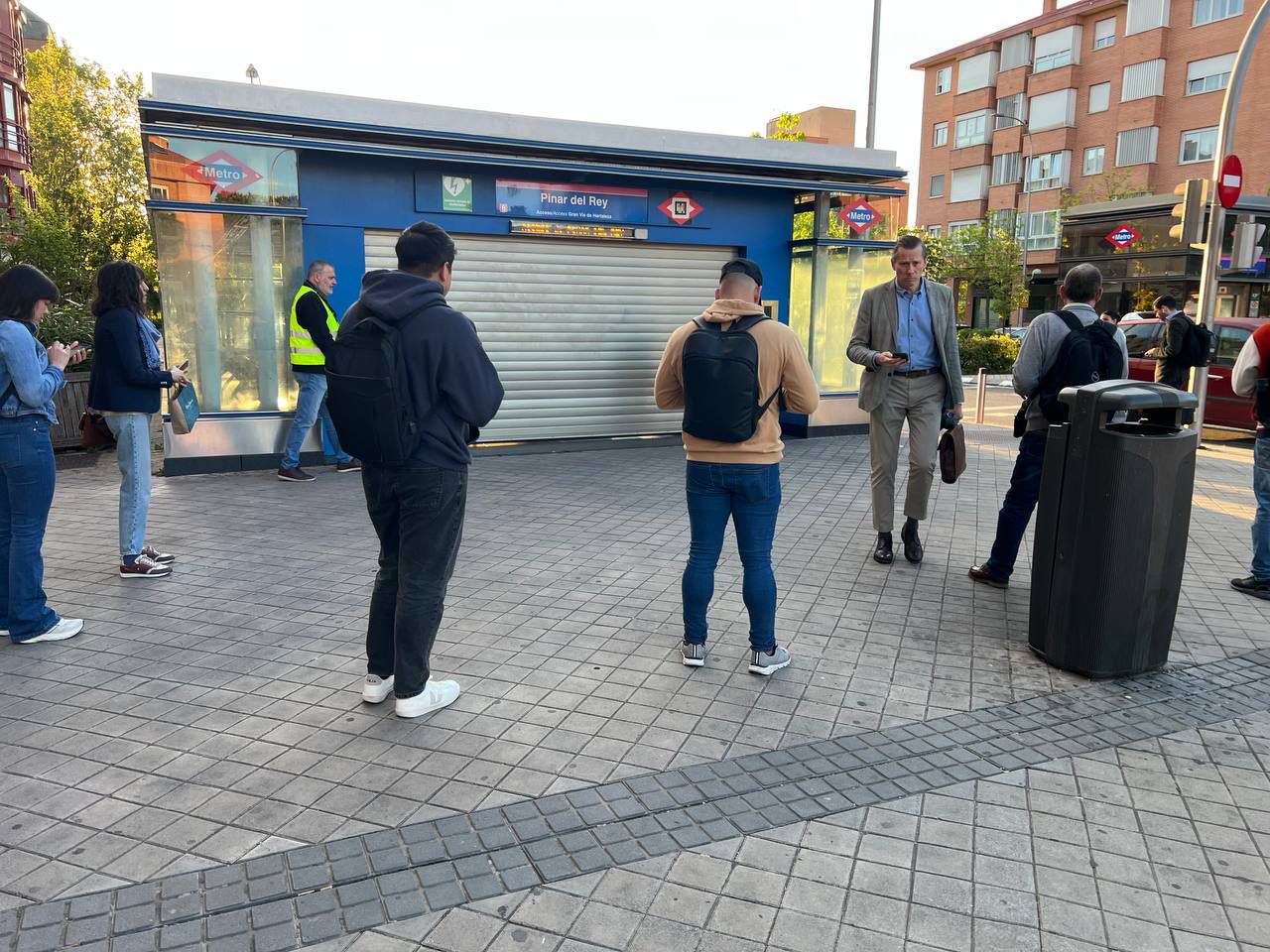 Personas esperan a la apertura del Metro de Madrid tras el apagón