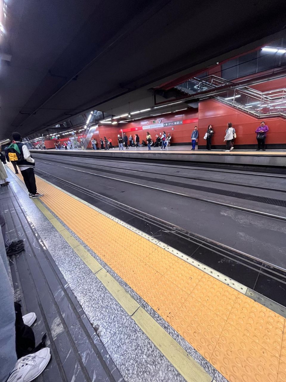 Andenes de la estación de Cercanías de Sol tras el apagón que dejó Cercanías sin servicio