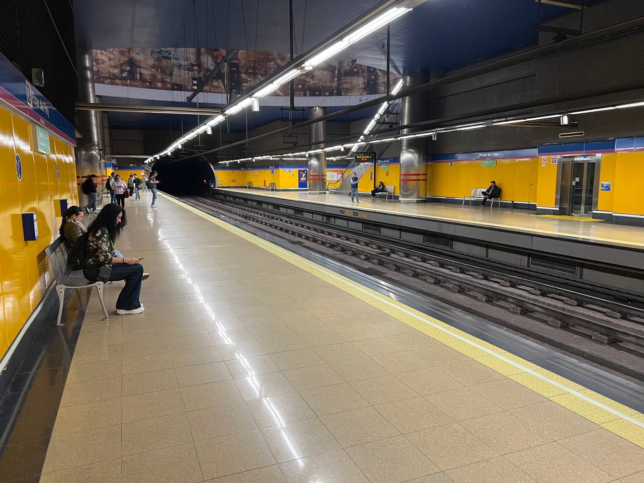 Metro vuelve a funcionar tras una jornada sin servicio por un apagón eléctrico a nivel nacional