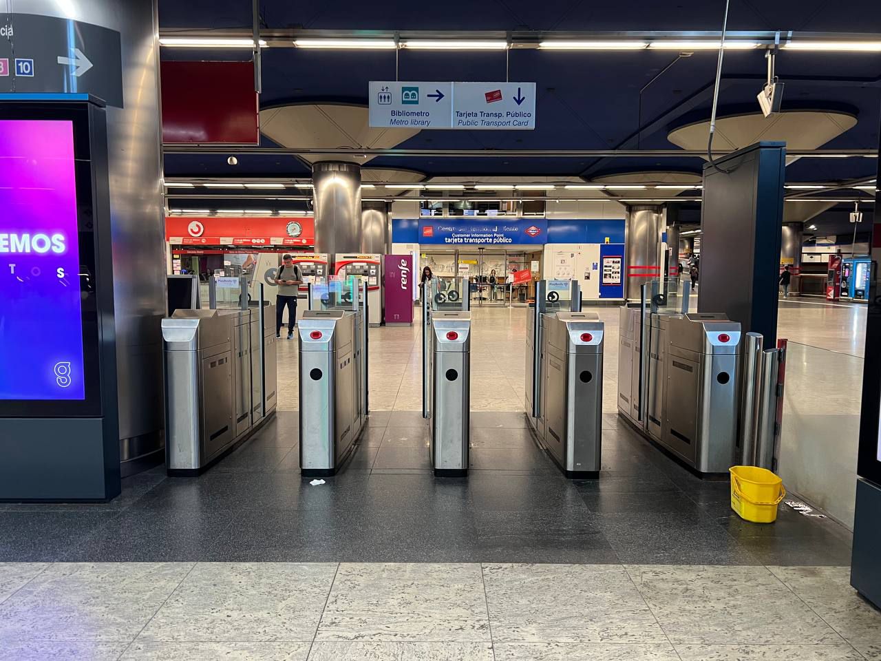 Cercanias Madrid funcionando con cierta normalidad en Nuevos Ministerios con las puertas abiertas para el libre paso de viajeros