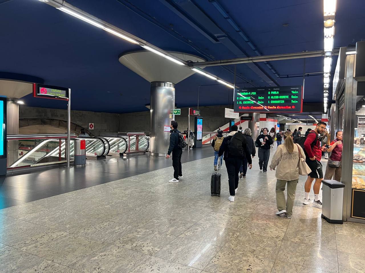Cercanias Madrid funcionando con cierta normalidad en Nuevos Ministerios con las puertas abiertas para el libre paso de viajeros