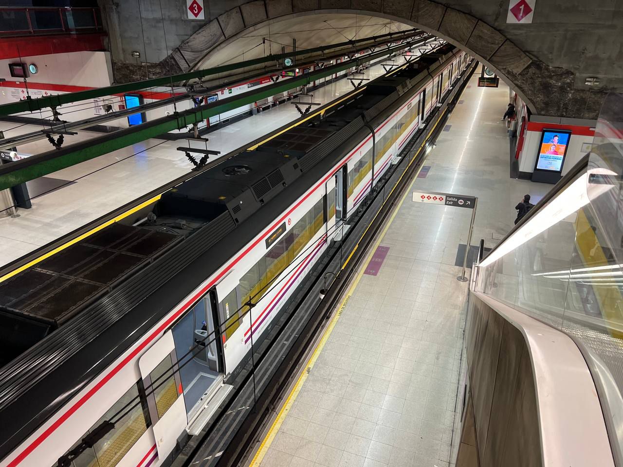 Cercanias Madrid funcionando con cierta normalidad en Nuevos Ministerios con las puertas abiertas para el libre paso de viajeros