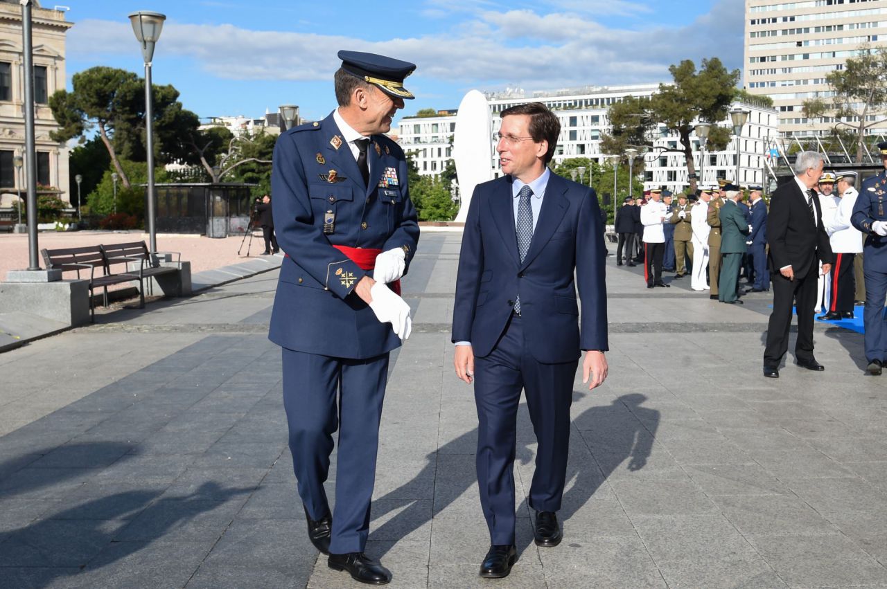 El Jefe de Estado Mayor del Ejército del Aire y del Espacio, general del Aire, Francisco Braco Carbó (i), y el alcalde de Madrid, José Luis Martínez-Almeida (d), durante el acto de izado solemne de bandera con motivo de la festividad de San Isidro