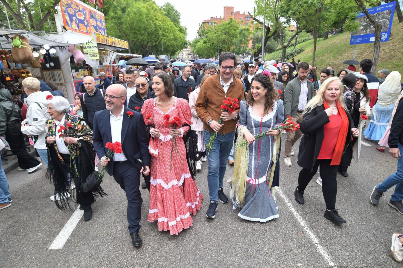 El delegado del Gobierno en Madrid, Francisco Martín; la portavoz del PSOE en el Ayuntamiento de Madrid, Reyes Maroto, y el secretario general del PSOE de Madrid, Óscar López, en la pradera de San Isidro