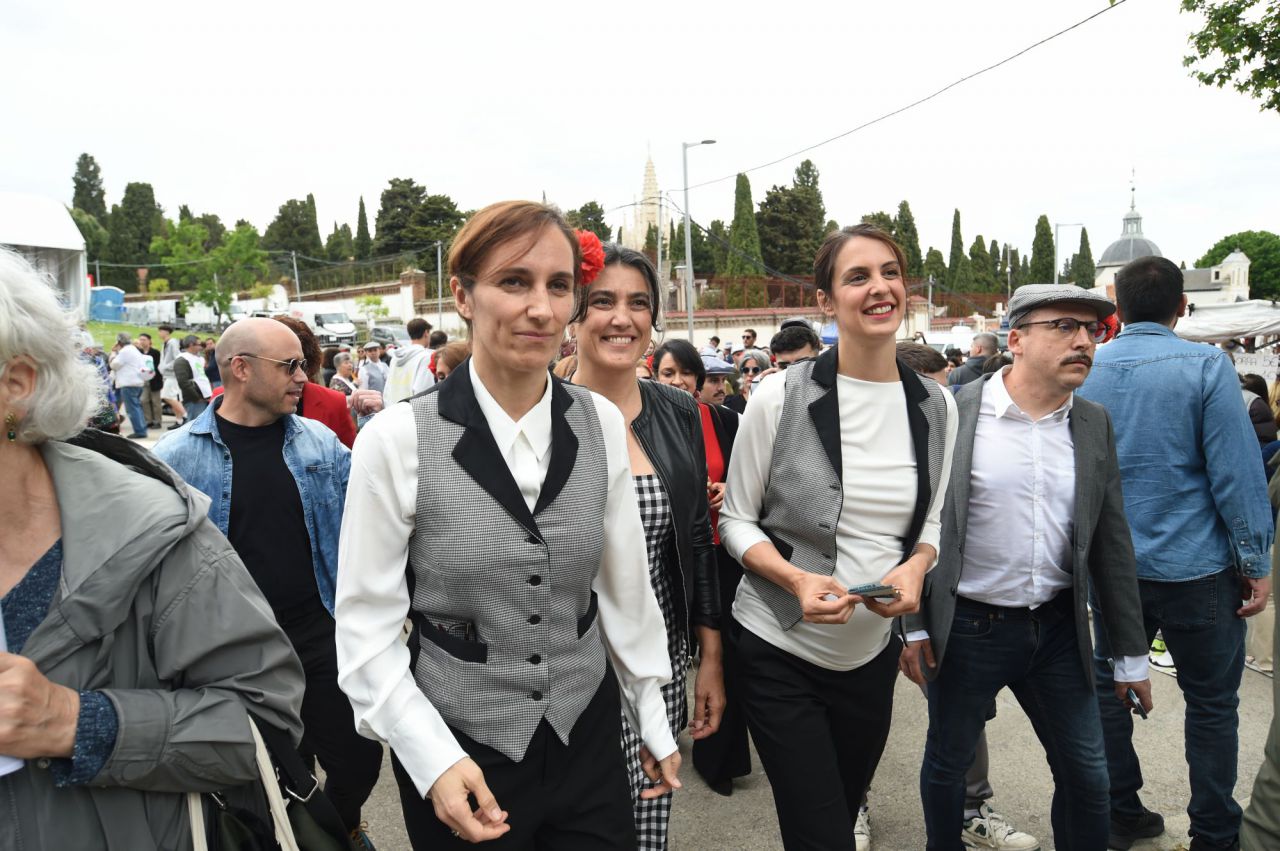 La ministra de Sanidad, Mónica García; la portavoz de Más Madrid en la Asamblea, Manuela Bergerot, y la portavoz de Más Madrid en el Ayuntamiento de Madrid, Rita Maestre, en la pradera de San Isidro