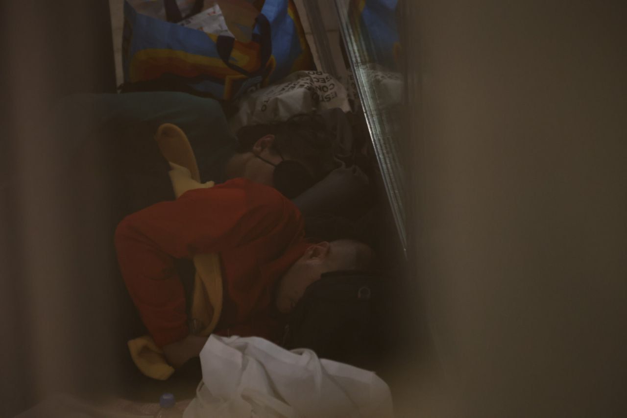 Personas durmiendo en Barajas