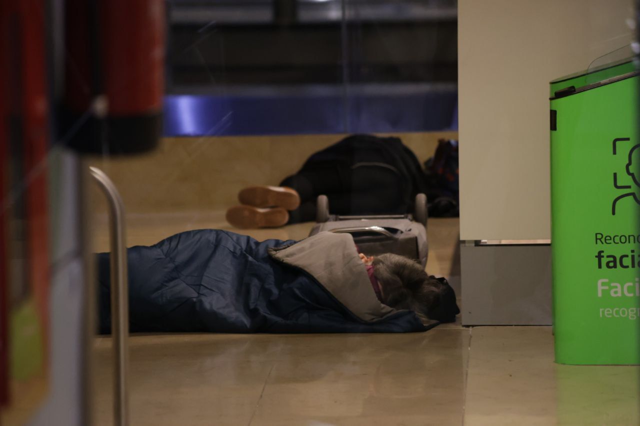 Personas durmiendo en Barajas