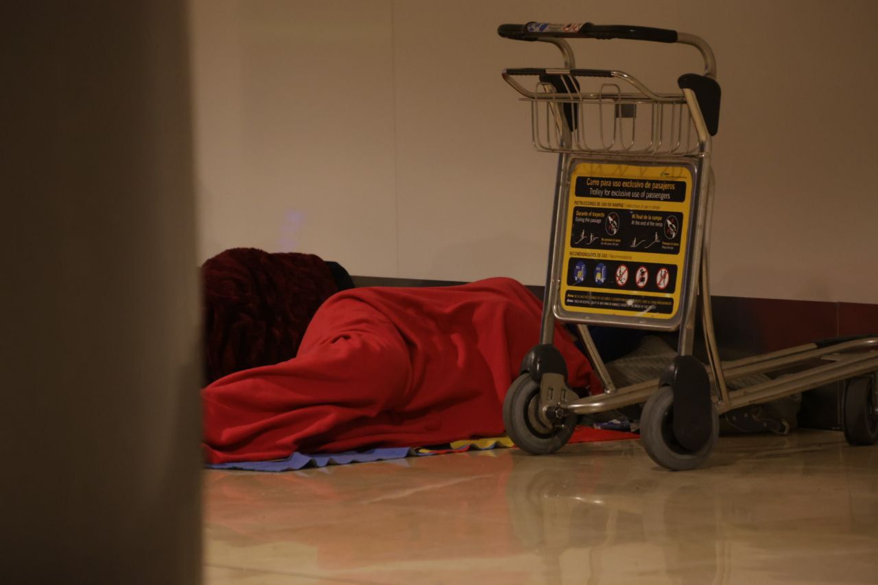 Personas durmiendo en Barajas
