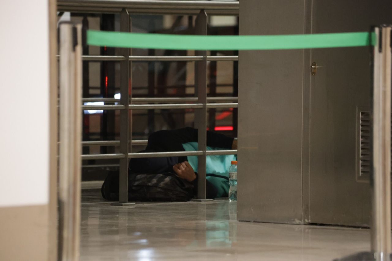 Personas durmiendo en Barajas