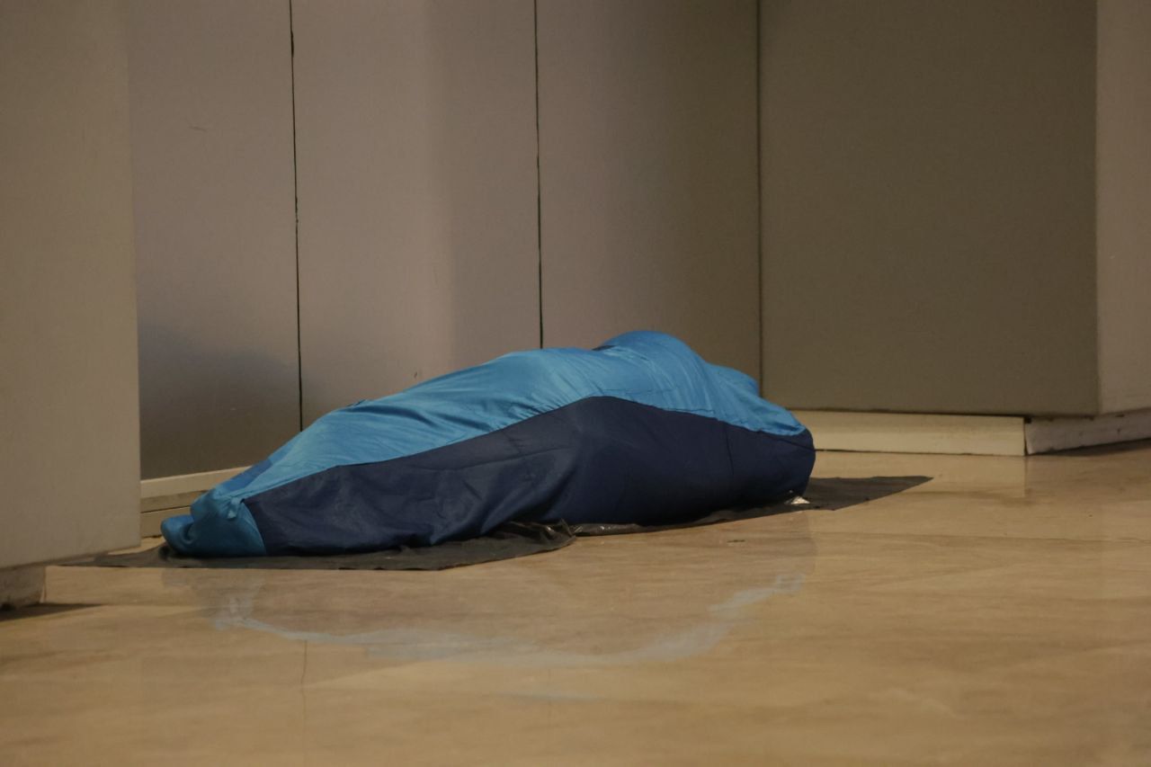 Personas durmiendo en Barajas