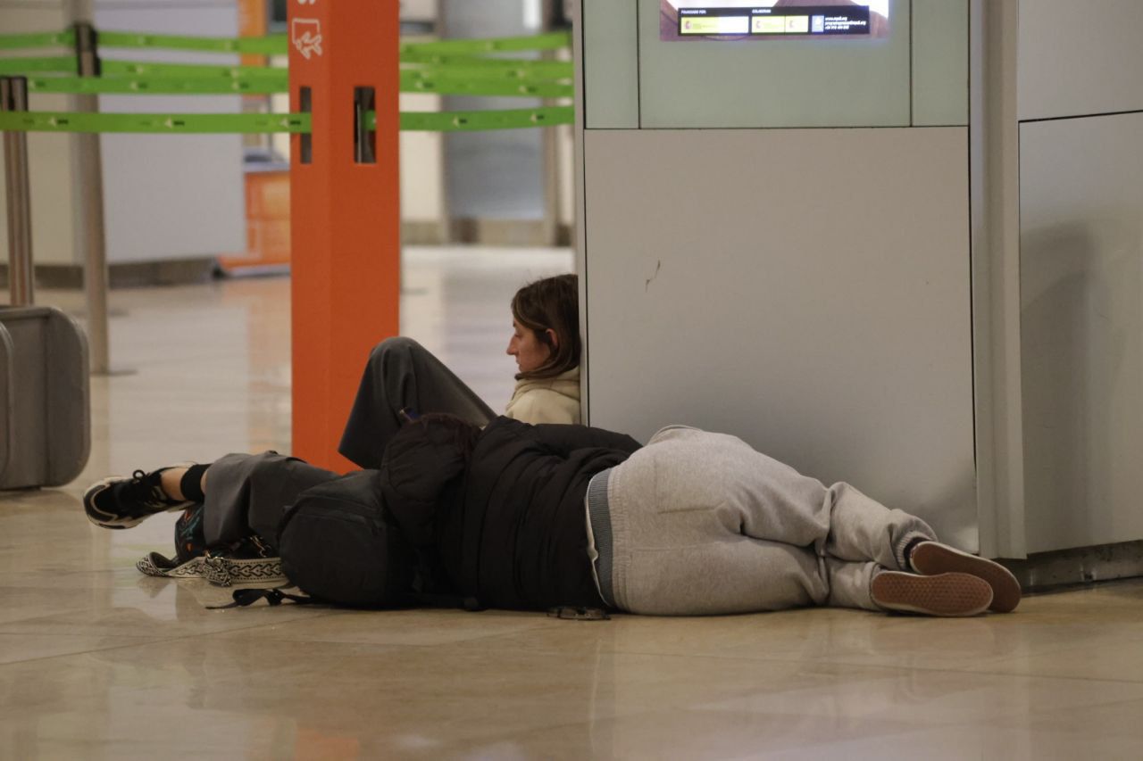 Personas durmiendo en Barajas