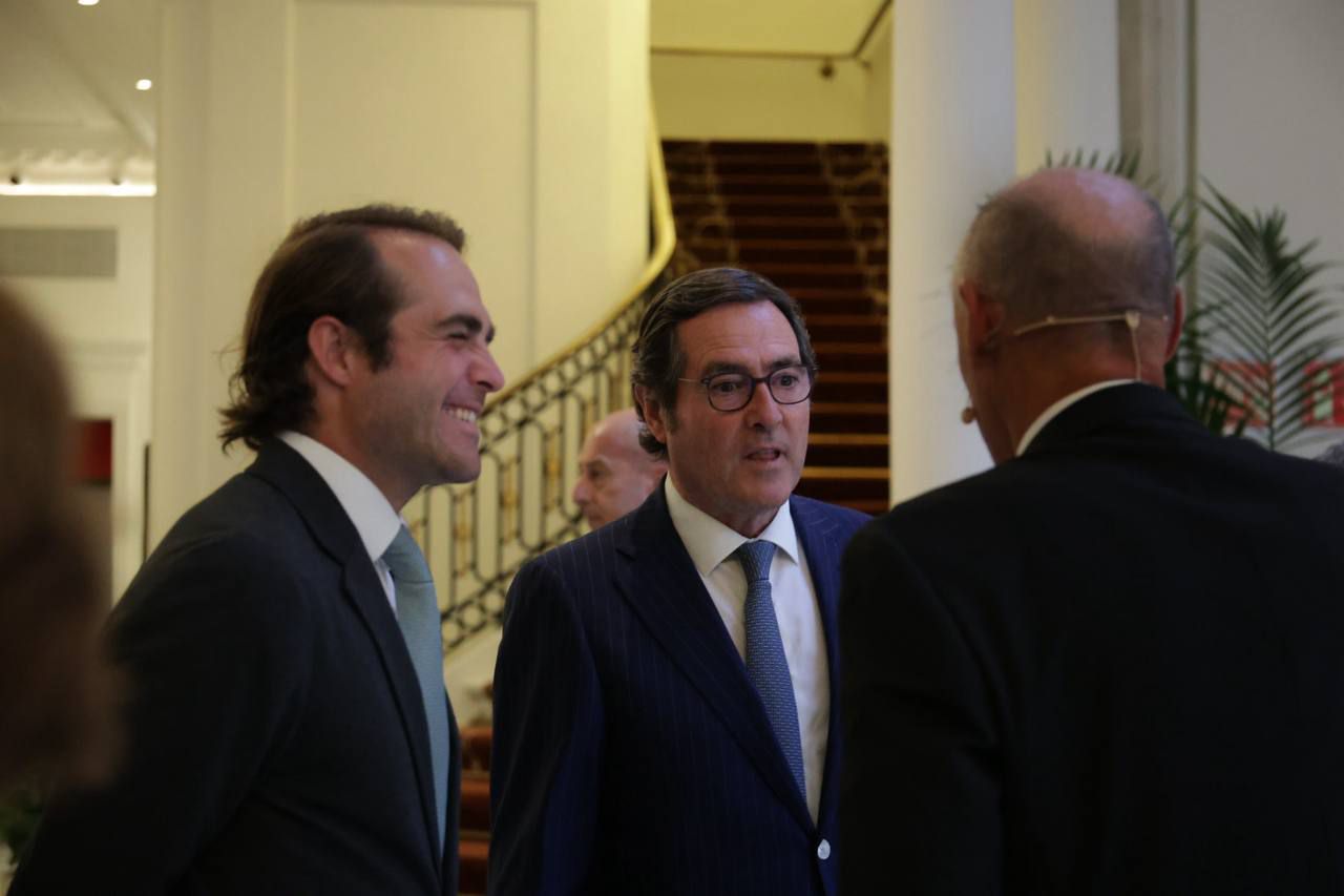 Antonio Garamendi con su hijo