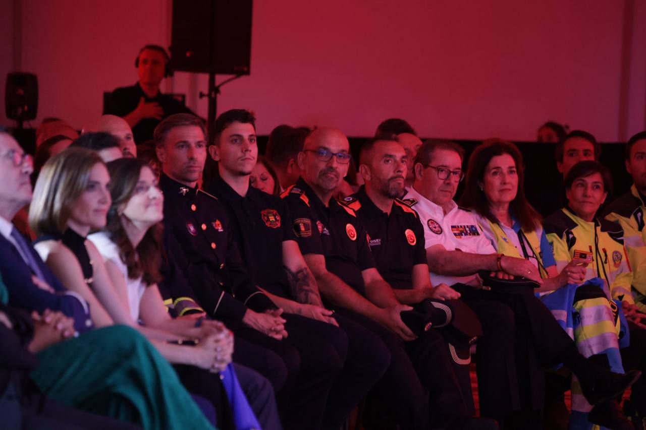 El equipo de trabajadores de los servicios de emergencias que ayudaron en Valencia y que recogieron el premio Iniciativa Social