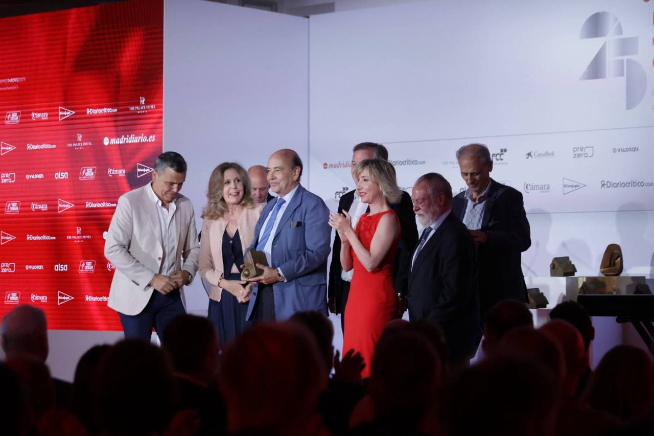 El director de Onda Madrid, Alfonso Nasarre, recoge el Premio Madrid a la mejor Iniciativa de Comunicación pública